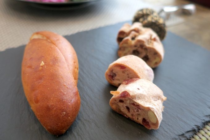 那覇・久茂地「Cucina Naha（クッチーナナハ）」クルミやイチジクなどが入ったパンがおいしい（2019年4月）