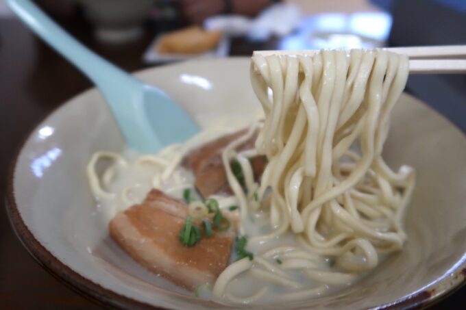 沖縄市泡瀬「米八そば」豆乳カレーそばの麺
