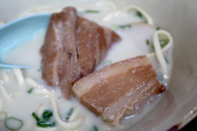 沖縄市泡瀬「米八そば」豆乳カレーそばのトッピングのお肉