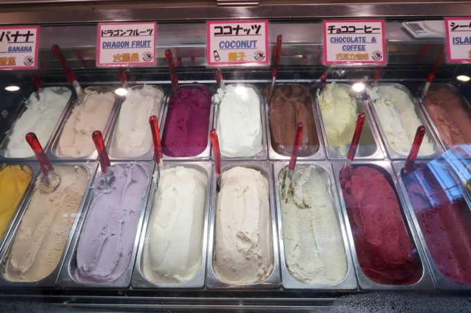 石垣島「ミルミル本舗 石垣空港店」のジェラートが並ぶ冷凍ケース