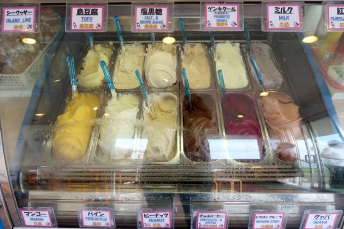 石垣島「ミルミル本舗 本店」のジェラートが並ぶ冷凍ケース
