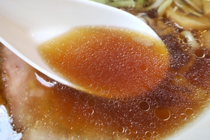 読谷村長浜「麺屋 シロサキ」醤油らーめん（750円）のスープ