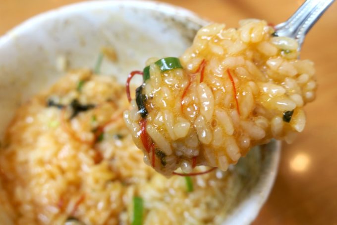読谷村長浜「麺屋 シロサキ」ごはんと卵、トッピング全体を混ぜる