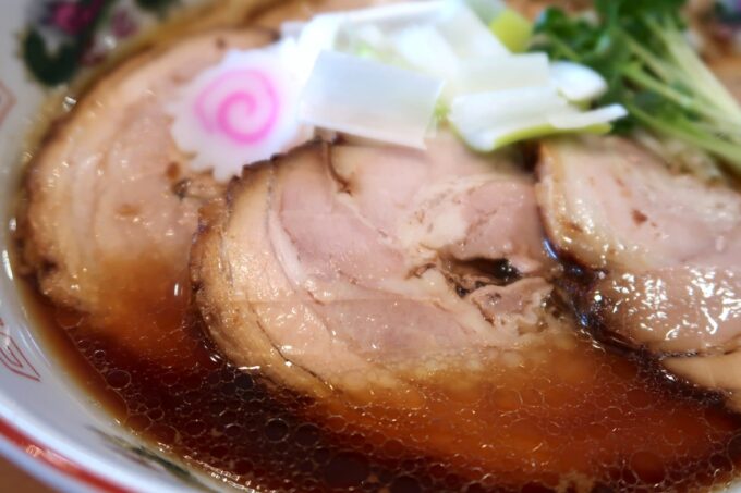 読谷村長浜「麺屋 シロサキ」限定・生姜醤油煮豚中華そばの煮豚はたっぷり4枚