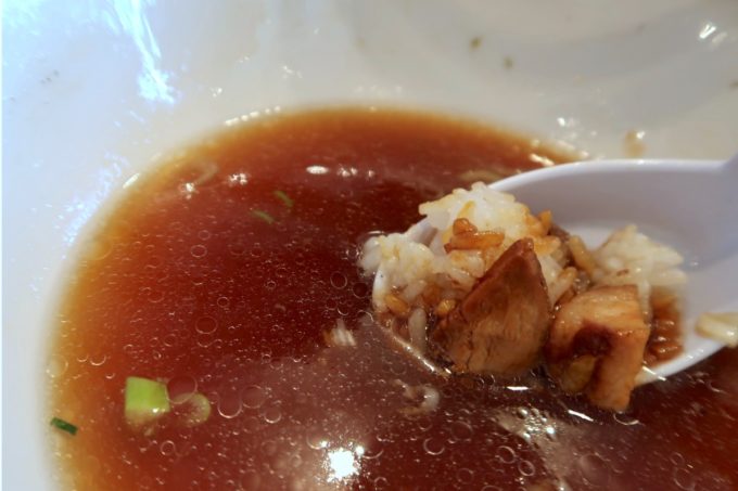 読谷村長浜「麺屋 シロサキ」チャーシュー丼はラーメンスープに浸してもおいしい。