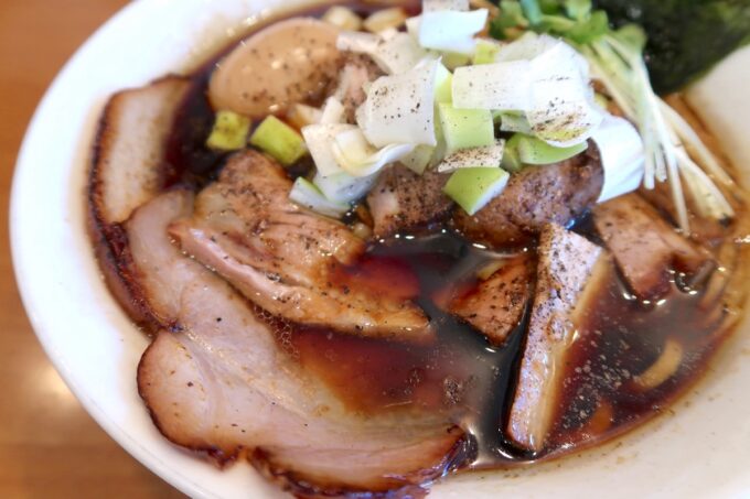 読谷村長浜「麺屋 シロサキ」焼豚麺Black（1200円）の山盛り焼豚とネギ