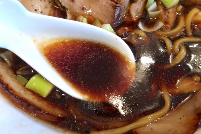 読谷村長浜「麺屋 シロサキ」焼豚麺Black（1200円）のスープ