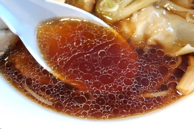 読谷村長浜「麺屋 シロサキ」ワンタン麺（1200円）はキリッとした鶏油のスープ