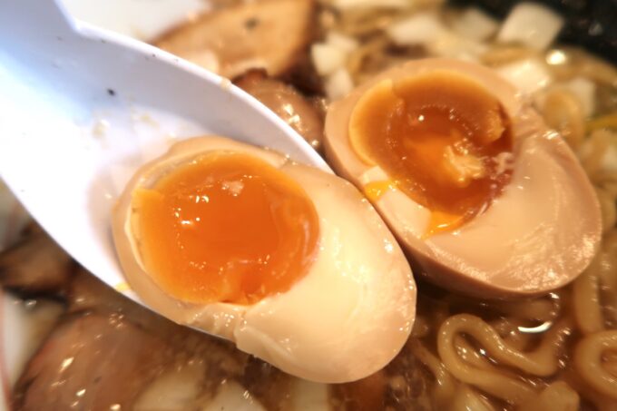 読谷村長浜「麺屋 シロサキ」背脂魚介中華そばに乗せた味玉