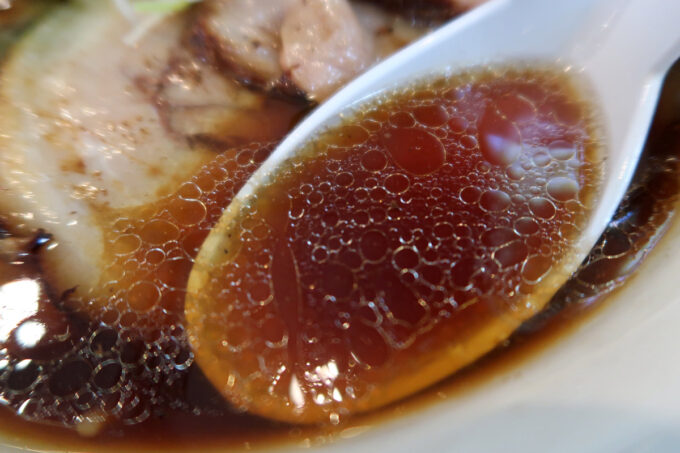 読谷村長浜「麺屋 シロサキ」醤油らーめん芳醇のスープ