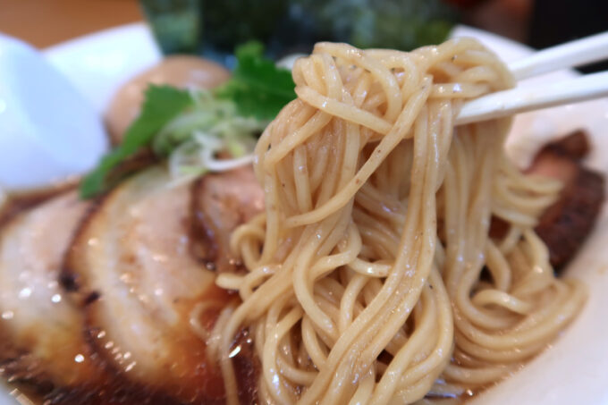 読谷村長浜「麺屋 シロサキ」醤油らーめん芳醇のストレート麺