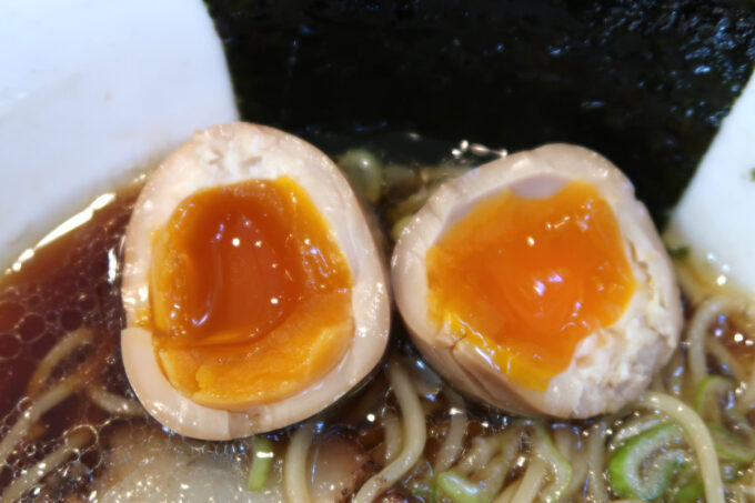 読谷村長浜「麺屋 シロサキ」醤油らーめん芳醇に乗せた味玉