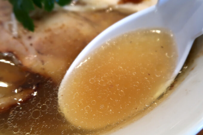 読谷村長浜「麺屋 シロサキ」塩らーめん芳醇のスープ