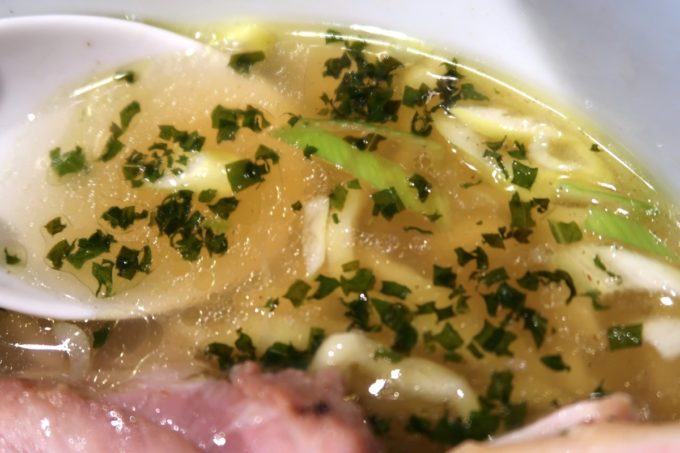 宜野湾「麺処 わた琉」のスープにシソが入っている！？