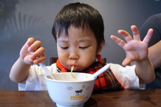 宜野湾「麺処 わた琉」醤油味のお子様ラーメンを無心に食べるお子サマー。