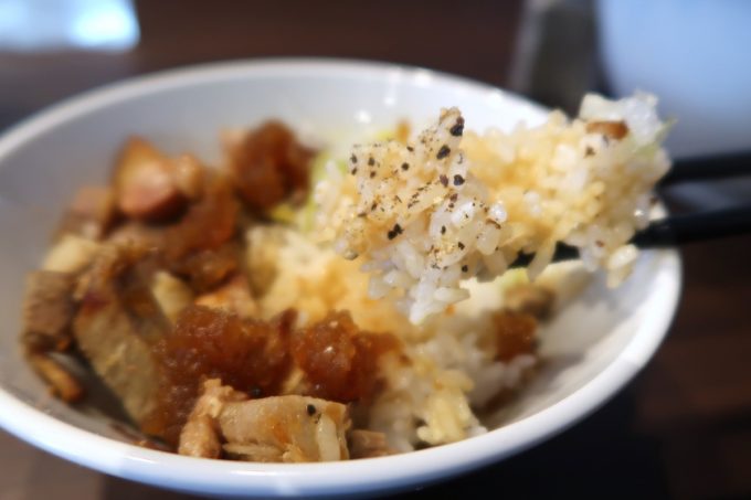 宜野湾「麺処 わた琉」ランチ肉飯（平日限定、150円）には黒胡椒たっぷりでおいしい