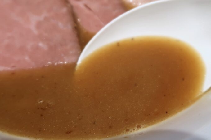 宜野湾「麺処 わた琉」特製豚骨魚介ラーメンのこってり・どっしりとしたスープは豚・煮干し・鶏などを使っている