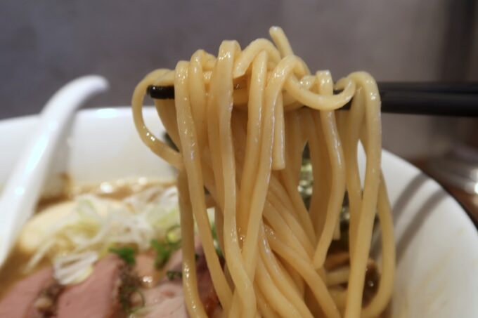 宜野湾「麺処 わた琉」特製豚骨魚介ラーメンの麺は国産小麦粉を使った中太麺