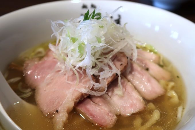 宜野湾「麺処 わた琉」のチャーシュー中華そばのお肉あたりをアップで。