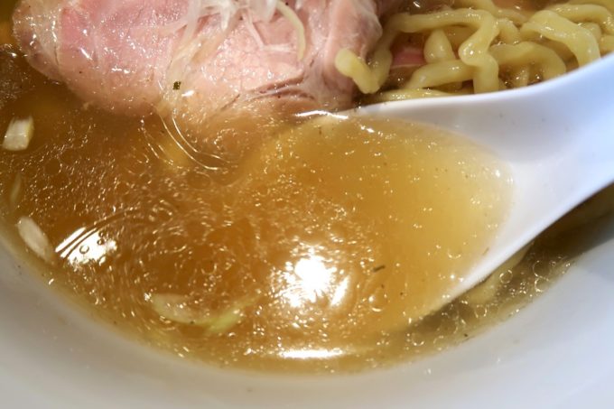 宜野湾「麺処 わた琉」中華そばの塩スープ。