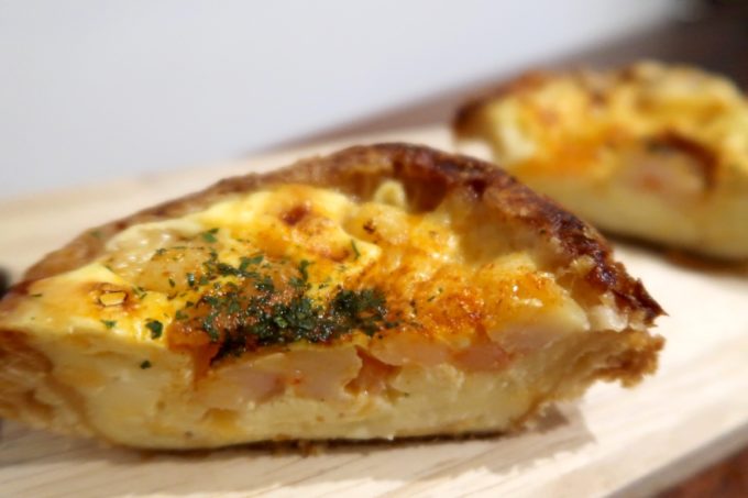 宜野湾市伊佐「hoppepan（ほっぺパン）」えびとホタテのキッシュ（240円）はグリュイエールチーズのほろ苦さとエビ・ホタテの旨味がいい。