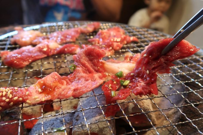 石垣島「美崎牛本店」炭火御前のお肉をジャンジャン焼いていく