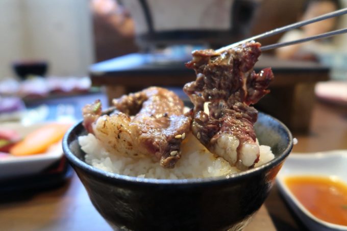 石垣島「美崎牛本店」焼き上がったお肉をご飯にオン！
