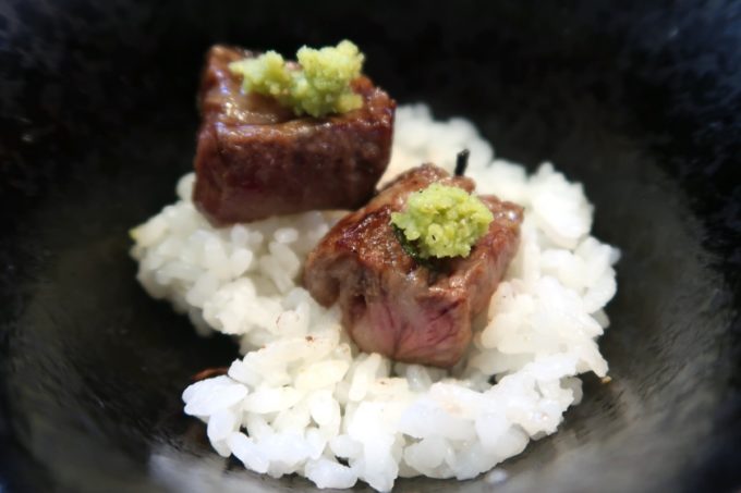 石垣島「美崎牛本店」山葵をオンした牛串をご飯に乗せて食べる。