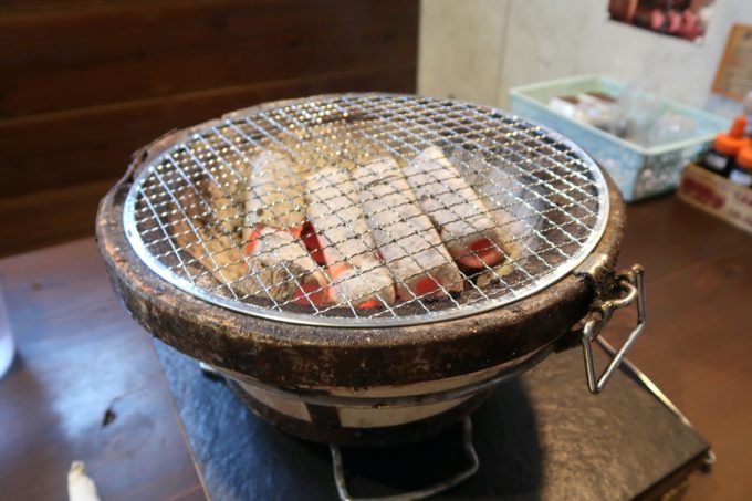 石垣島「美崎牛本店」ランチを注文すると炭の入った七輪が運ばれてきた。