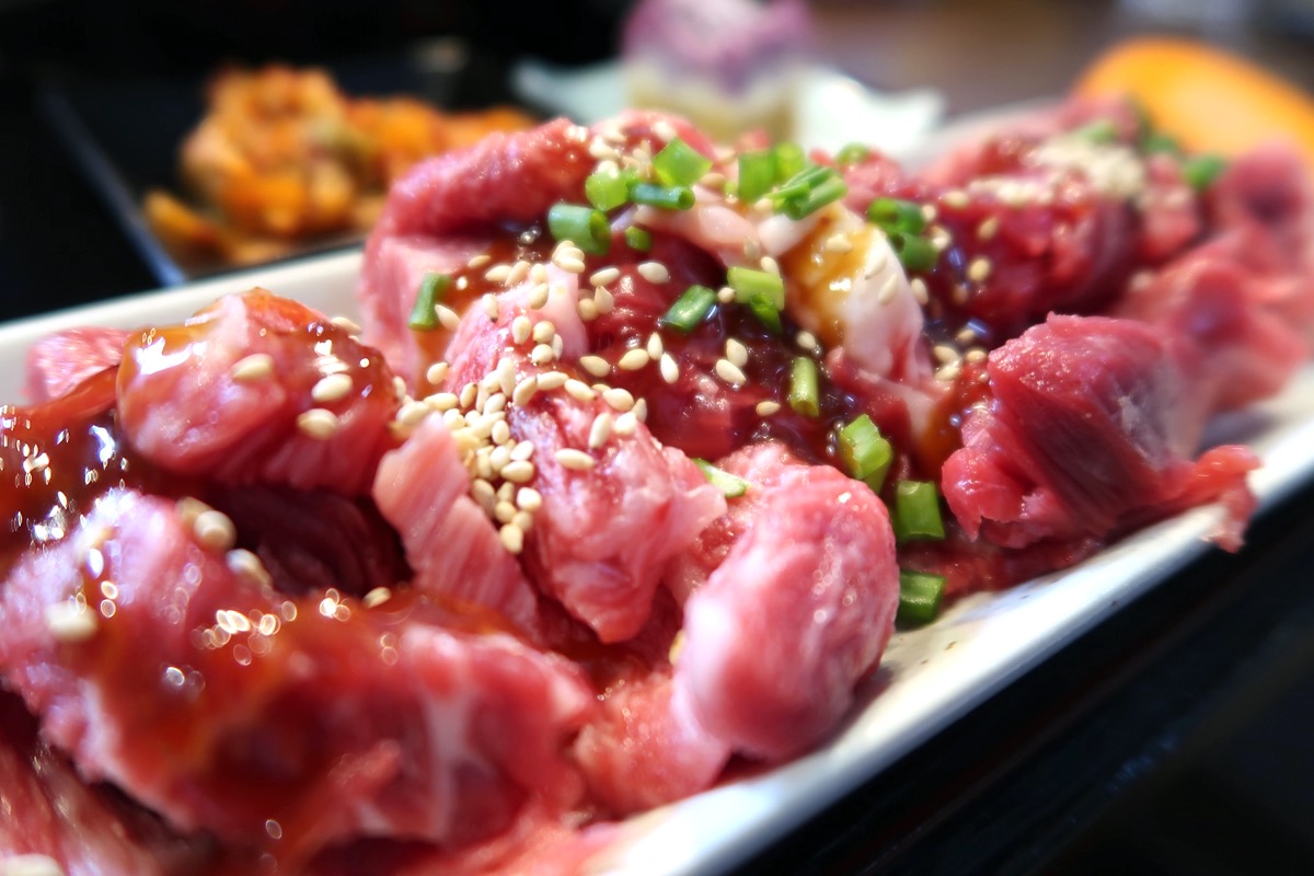 石垣島「美崎牛本店」ランチの炭火御前のお肉は美崎牛お切り落とし200gだ。