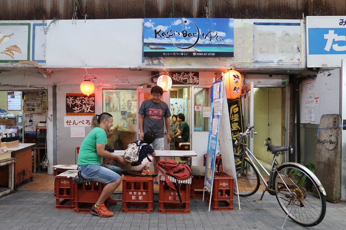 石垣島のユーグレナモールにある「琉球立飲酒場」の外観