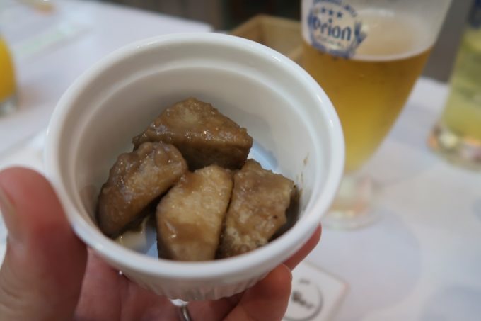 石垣島「琉球立飲酒場」本日のおばんざいから、タロイモの煮付け。
