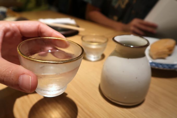 那覇・久茂地「焼乃魚島」飲み放題の日本酒から、兵庫の白鹿をいただく。