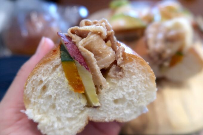 宜野湾市伊佐「hoppepan（ほっぺパン）」野菜のグリルと焼豚のサンドの断面