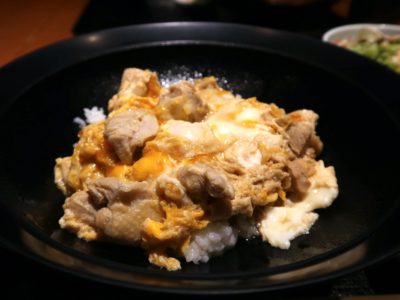 銀座7丁目「五十嵐邸 銀座」新潟の親子丼（1200円）には新潟県産の愛知の鶏を使っている