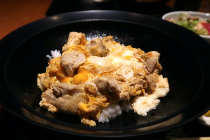 銀座7丁目「五十嵐邸 銀座」新潟の親子丼（1200円）には新潟県産の愛知の鶏を使っている
