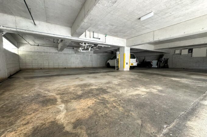 那覇市首里「中華厨房 齊華房」建物地下の駐車場は高さ制限のせいかあまり使われていない