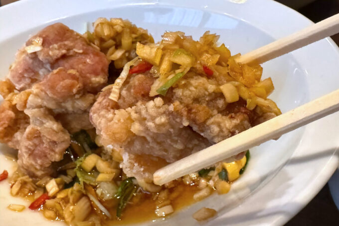 那覇市首里「中華厨房 齊華房」薬味がたっぷりの油淋鶏がおいしい