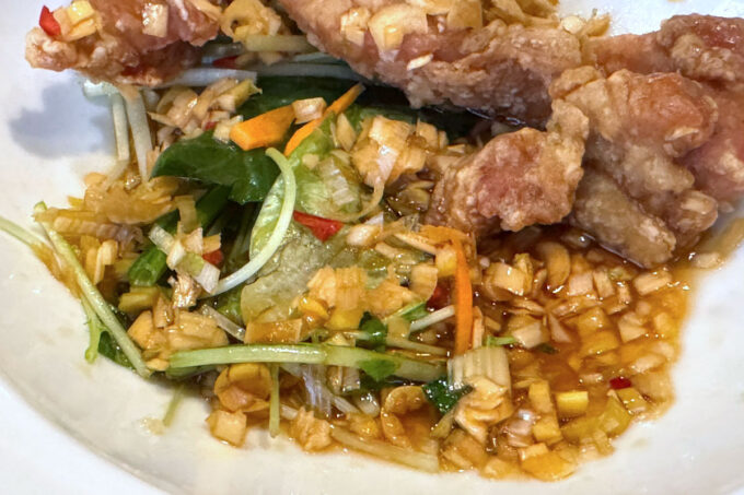 那覇市首里「中華厨房 齊華房」油淋鶏の下には野菜もたっぷり