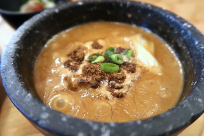 沖縄市園田「下品なぐらいダシのうまいラーメン屋」つけ麺のつけだれは濃厚で、石焼きで冷めにくい