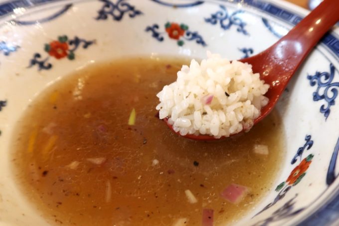 沖縄市園田「下品なぐらいダシのうまいラーメン屋」マグロ節そばのスープにライスをひたす