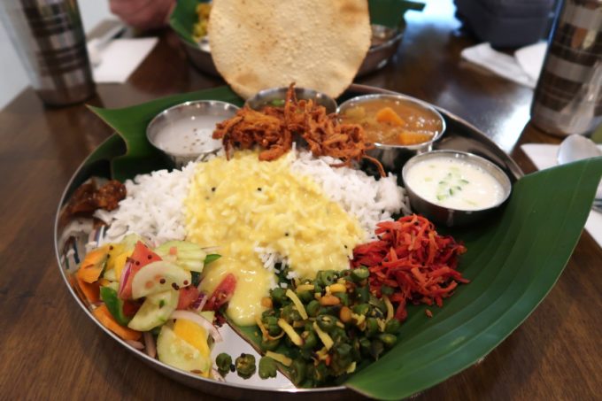 那覇・松尾「南インド料理 マリアラム（Malayalam）」Bセット（1400円）にはvegカレー3品や副菜などがついてくる