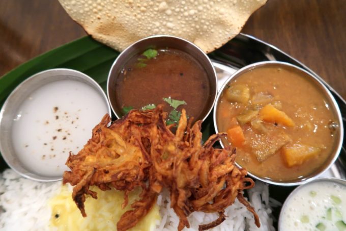 那覇・松尾「南インド料理 マリアラム（Malayalam）」お米のスープ、お豆と野菜のカレー、黒胡椒とフレッシュトマトのカレー、野菜の揚げもの