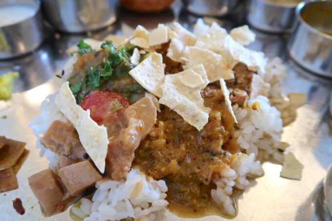 読谷村「インドの定食 コフタ」カレーやパパドをごはんにかけて混ぜ合わせて食べる