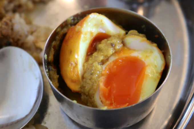 読谷村「インドの定食 コフタ」半熟卵のエッグマサラはスパイスいっぱい