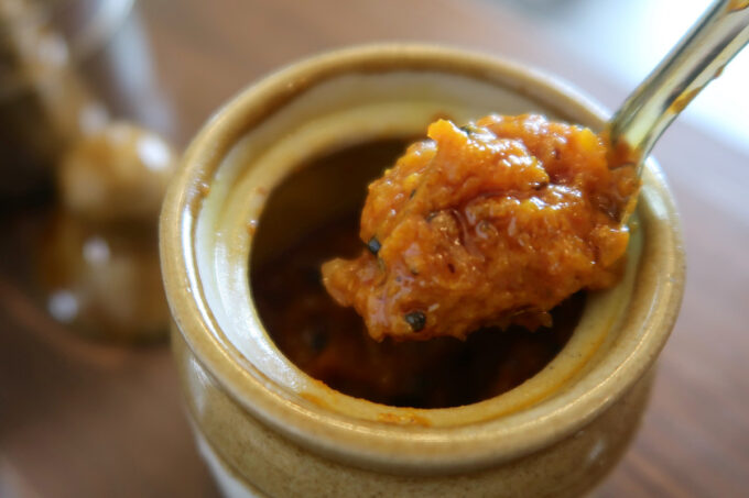 読谷村「インドの定食 コフタ」檸檬ピクルスが梅のような酸味でおいしい味変になる