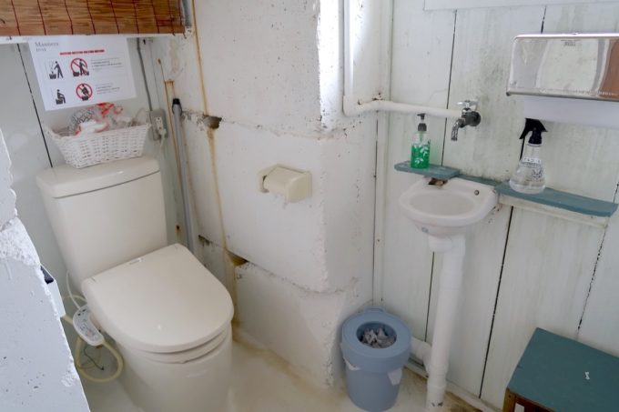 糸満「海ん道（うみんち）」のキャンプで使える水洗トイレ