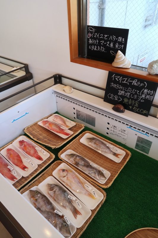 那覇・具志「今いゆ玉しろ」の店内では鮮魚も販売している