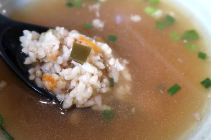 那覇・首里平良町「きんそば」スープがおいしすぎて、ジューシーをひたして食べたくなる