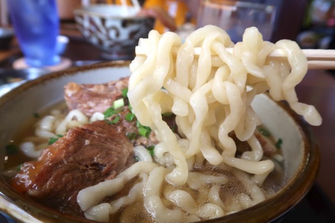那覇・首里平良町「きんそば」オリジナルの生麺はモチモチとしている